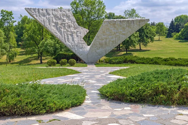 Kragujevac Serbien Mai 2022 Unterbrochenes Flugdenkmal Für Die Ermordeten Schulkinder — Stockfoto