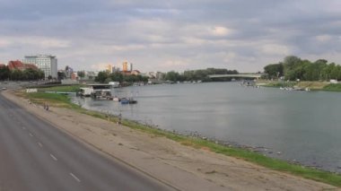 Szeged, Macaristan - 01 Ağustos 2022: Tisza Nehri üzerindeki Belvarosi Köprüsü Sıcak Güneşli Yaz Günü tepesinde.
