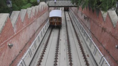 Budapeşte, Macaristan - 31 Temmuz 2022: Demiryolu Hattı Funicular Budavari Siklo 'dan Buda Castle Hill Yaz Günü' ne.