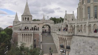 Budapeşte, Macaristan - 31 Temmuz 2022: Halaszbastya Anıtlarını Ziyaret Eden Çok sayıda Turist Balıkçı Kalesi Birinci Bölgedeki Budapeşte Kalesi.