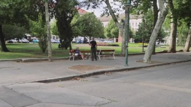 Szeged, Macaristan - 01 Ağustos 2022: Şehir Parkı Szechenyi Meydanı Sıcak Yaz Günü Panoraması.