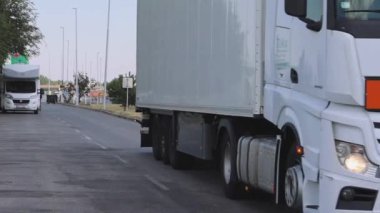 Horgos Roszke, Macaristan - 01 Ağustos 2022: Büyük Beyaz Kargo Taşımacılık Lojistiği ve Uzun Kuyruk Kamyonları Avrupa Sınır Kapısında Sıkıştı.