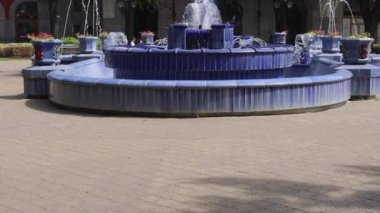 Subotica, Sırbistan - 01 Ağustos 2022: Blue Tiles Su Fıskiyesi Tarihi ve Belediye Binası Sıcak Yaz Günü Tilt.