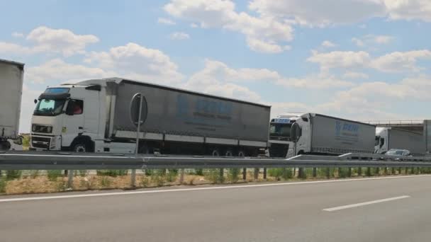 Horgos Roszke Hungría Agosto 2022 Long Queue Cargo Trucks Shipping — Vídeos de Stock