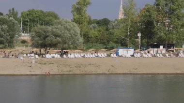 Szeged, Macaristan - 01 Ağustos 2022: Tisza Nehri Sakin Kumsalı Sıcak Güneşli Yaz Günü Panorama.