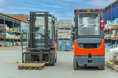 Açık Depo 'da iki Forklift Aracı