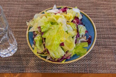 Masa Sağlıklı Yemekler 'de büyük bir demet taze yeşil salata.