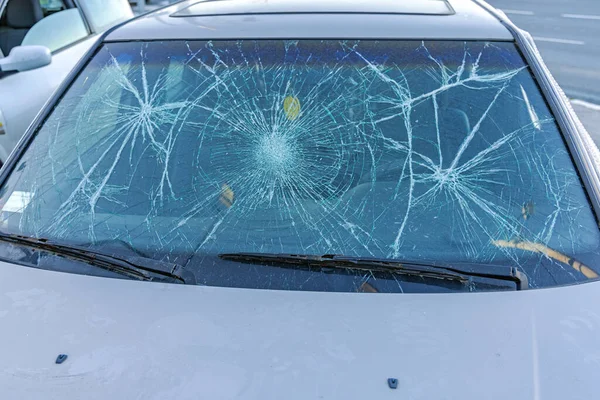 壊れたガラスクラックフロントガラス破損車両の毛嵐 — ストック写真