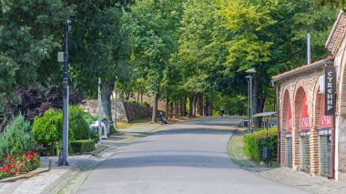 Nis, Sırbistan - 04 Ağustos 2022: Yaz Öğleden Sonra Nis City 'deki Kale Parkı' nda Sakin Yürüyüş Yolu.