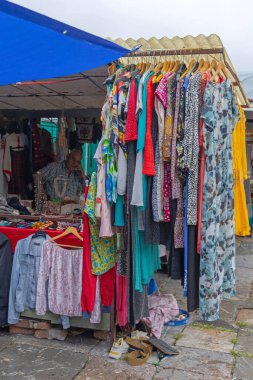 Belgrad, Sırbistan - 21 Ağustos 2022: Kalenic Bit Pazarında Renkli Bluz ve Kadın Giysileri Yaz Giysileri Moda.