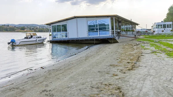 Novi Sad Serbia August 2022 Pontoon Restaurant Low Water Tide — Stock Photo, Image