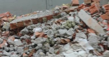 Çökmüş Binaların İçinden Geçin Evler Enkaz Tehlike