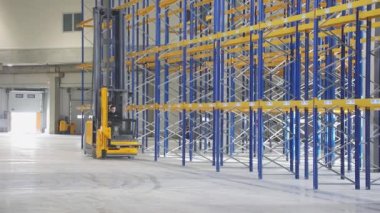Boş Dağıtım Deposunda Yeni Forklift Yığını Sürülüyor
