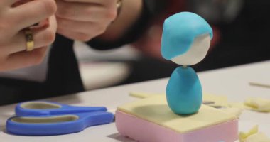 Pasta Şefi Fondant Action Figürü Modern Pasta Dekorasyonu Yapıyor