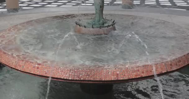 Runde Terrakottasteine Dekorative Wasserfontäne Der Stadt — Stockvideo