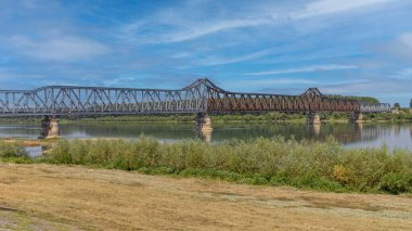 Eski Paslı Metal Demiryolu Köprüsü Sava Nehri üzerinde Sabac yakınlarında