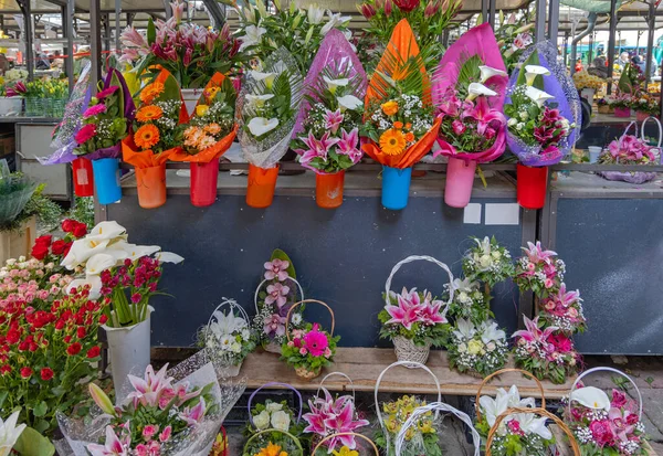 Πολλά Πολύχρωμα Λουλούδια Αναμειγνύονται Μπουκέτα Ανθοπωλείο Αγορά Καθυστέρηση — Φωτογραφία Αρχείου