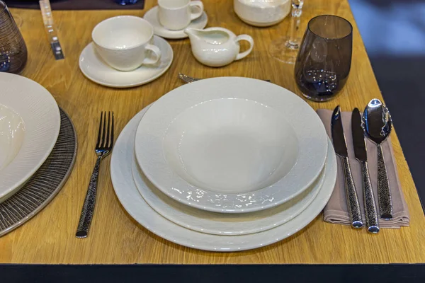 Biała Płyta Ceramiczna Jedzeniem Srebra Utensils Naczynia Płaskie Tabela Konfiguracji — Zdjęcie stockowe