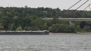 Novi Sad, Sırbistan - 19 Ağustos 2022: Öz güdümlü Tanker Mavnası Gemisi Amici Tuna Nehri 'ndeki Köprü Altından Geçiyor.