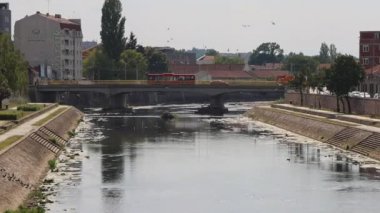 Nis, Sırbistan - 04 Ağustos 2022: Nisava Nehri Sıcak Yaz Günü 'nde Şehrin İçinden Akıyor.