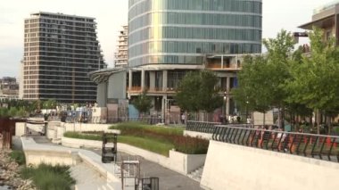 Belgrad, Sırbistan - 16 Ağustos 2022: İnşaat Alanı Kula Kule Gökdelen İnşaat Yaz Öğleden Sonra Eğilimi.