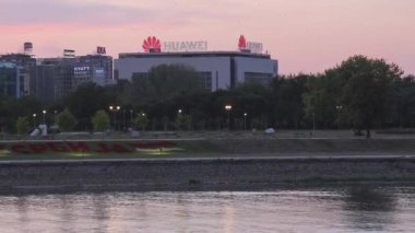 Belgrad, Sırbistan - 16 Ağustos 2022: Huawei Elektronik Aydınlatılmış İşaretler Çin Teknoloji Şirketi Ofisi Yaz Öğleden Sonra Sava Nehri üzerinde inşa ediliyor.
