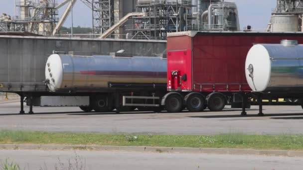 Lapovo Szerbia 2022 Augusztus Teherautók Teherkocsik Gyárépület Előtt Várakozási Rakomány — Stock videók