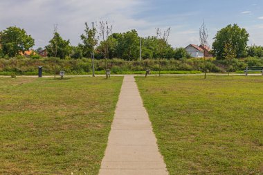 Yeşil Çimen Günüyle Şehir Parkı 'nda Düz Yürüyüş Yolu