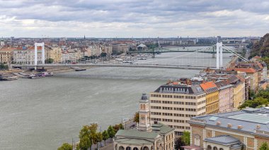 Budapeşte 'de Tuna Nehri üzerindeki Elisabeth Köprüsü Yaz Günü