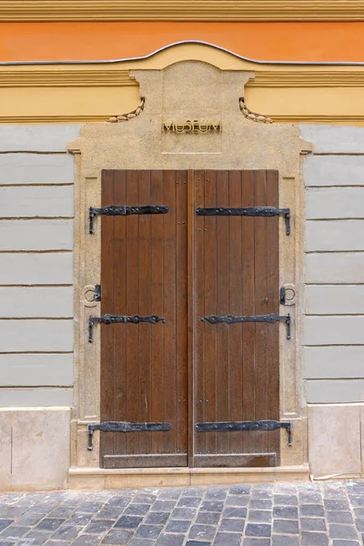 Brown Wood Museum Doors Temporary Closed Street View — Stock Photo, Image