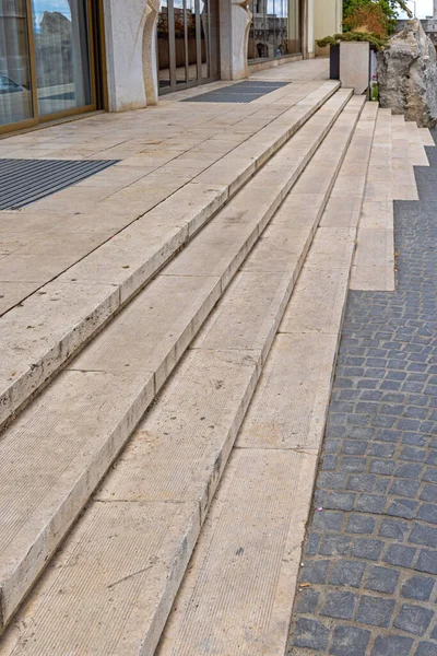 Escaleras Texturizadas Piedra Beige Muy Largas Exterior Del Edificio —  Fotos de Stock