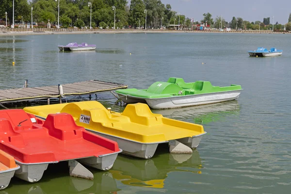 Färgglada Pedal Båtar Vid Lugna Sjön Vatten Sommarsemester — Stockfoto