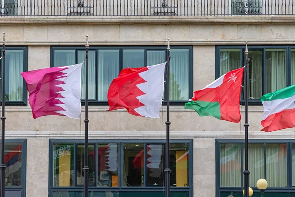 Qatar Bahréin Banderas Omán Frente Edificio Del Hotel Oriente Medio —  Fotos de Stock