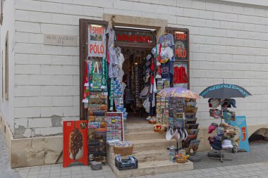 Budapeşte, Macaristan - 31 Temmuz 2022: Birinci bölgedeki Hess Andras Caddesi yakınlarındaki Budin Kalesi 'nde hediyelik eşya dükkanı.