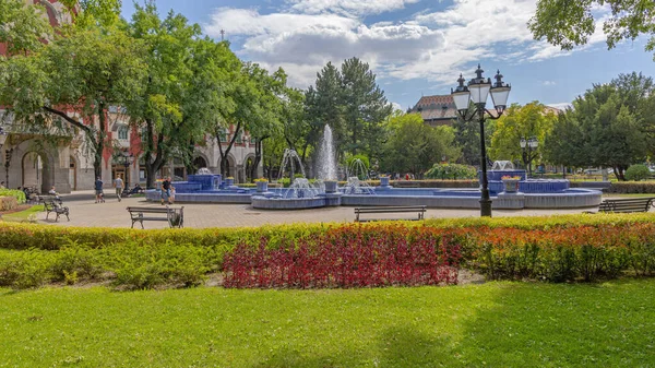 セルビアのスボティツァ 2022年8月1日 暑い夏の日に市公園の歴史的な青い水の噴水のランドマーク — ストック写真