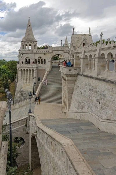 Budapeşte Macaristan Temmuz 2022 Balıkçı Kalesini Ziyaret Eden Turistler Halaszbastya — Stok fotoğraf