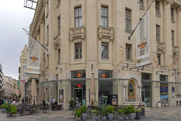ブダペスト ハンガリー 2022年7月31日 市内中心部のVaci通りにある有名なハードロックカフェ夏の日 — ストック写真