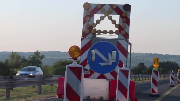 Highway Road Works Karbantartás Trailer Sign Lane Irányjelző Nyíl Biztonsági — Stock videók