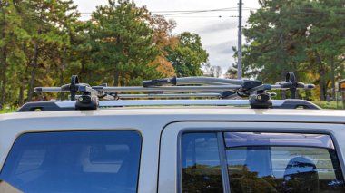 Çift Bisikletli Taşıyıcı Bisiklet Rafı Araç Çatısı 'nda Kilitli