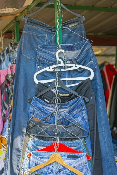 Blauwe Denim Broek Jeans Broek Bij Hangers — Stockfoto