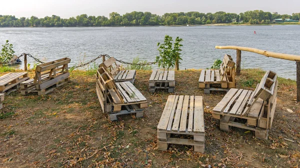 Trädgårdsmöbler För Lastpallar Vid Donaus Flodkust — Stockfoto