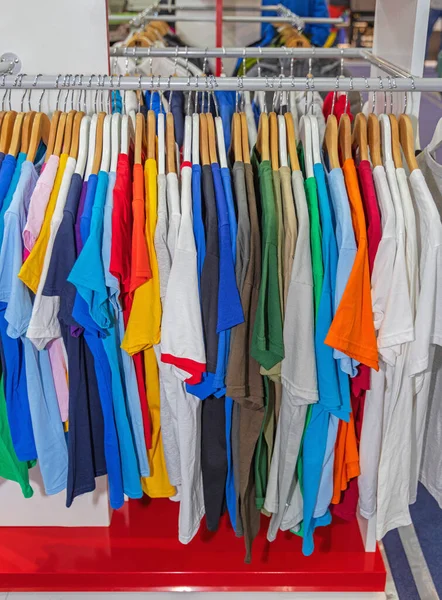 Muchas Camisas Algodón Colores Colgando Ferrocarril — Foto de Stock