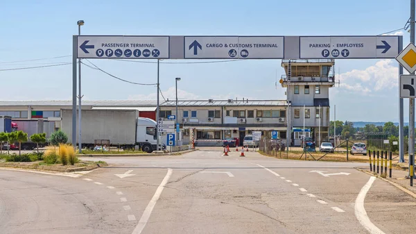 Вхід Константина Великого Аеропорту Митного Терміналу Карго — стокове фото