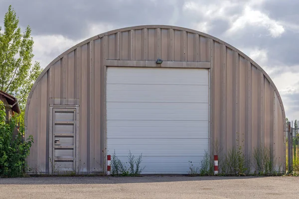 Grande Edificio Stoccaggio Del Metallo Dell Arco Con Porta Del — Foto Stock