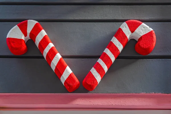 Candy Cane Piros Fehér Pálcikák Falnál — Stock Fotó