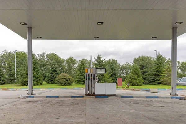 Bränsleläge Vid Den Gamla Bensinstationen Med Tak Struktur — Stockfoto