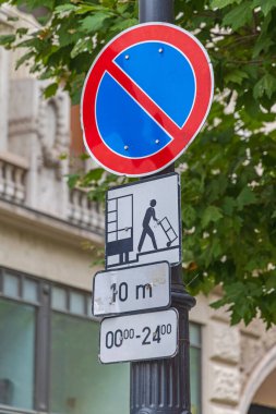 Şehirdeki Boşaltma Taşımacılık Otoparkı İşareti Yükleniyor