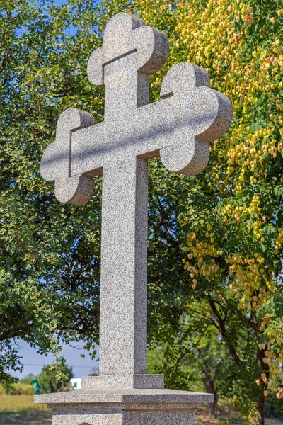 Grande Cruz Pedra Mármore Estrada Para Mosteiro Vojvodina — Fotografia de Stock