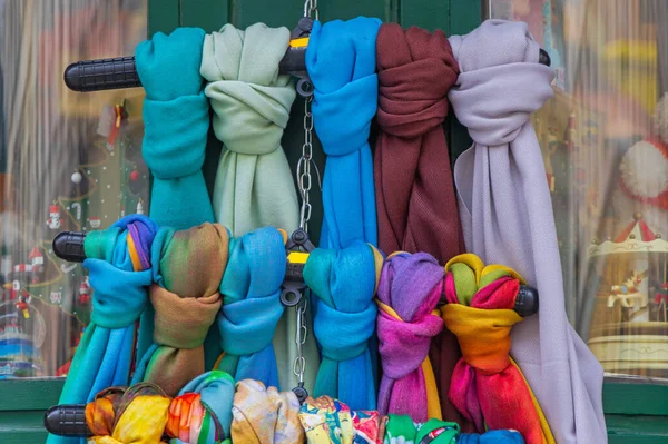 Moderne Kleurrijke Sjaals Gebonden Knopen Accessoire Display — Stockfoto