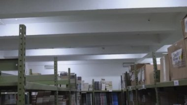 Depo odasındaki rafta yeni kitap yayınları eğildi